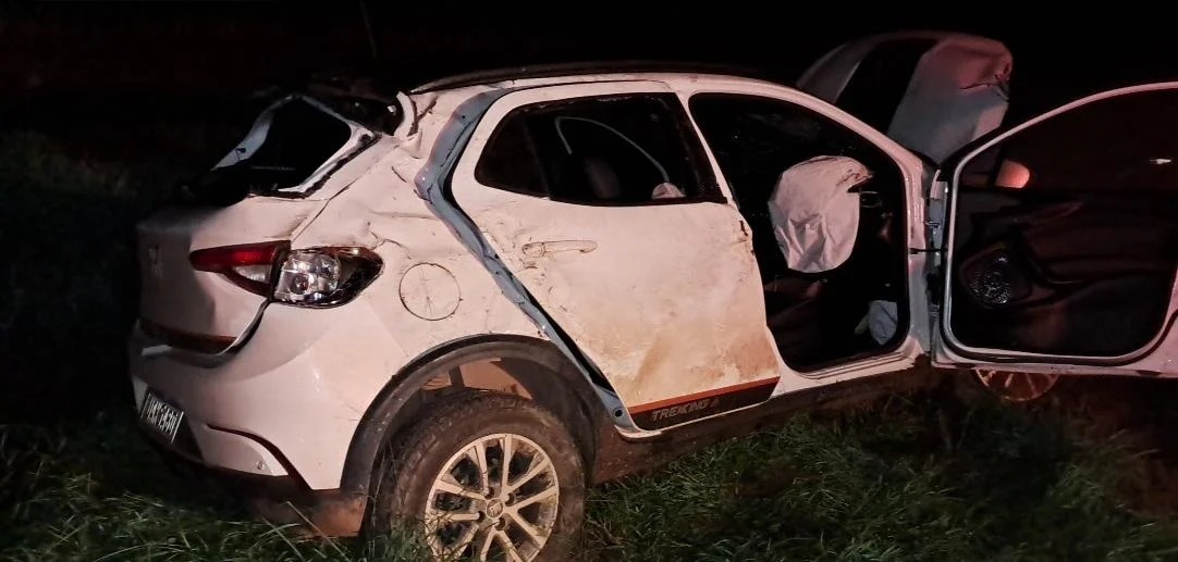 Carros capotam após manobra arriscada na BR-364 em Jaru