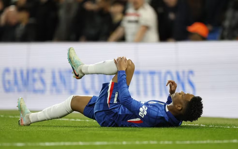 Após exames, Estêvão planeja retorno ao Brasil para tentar estar na Copa