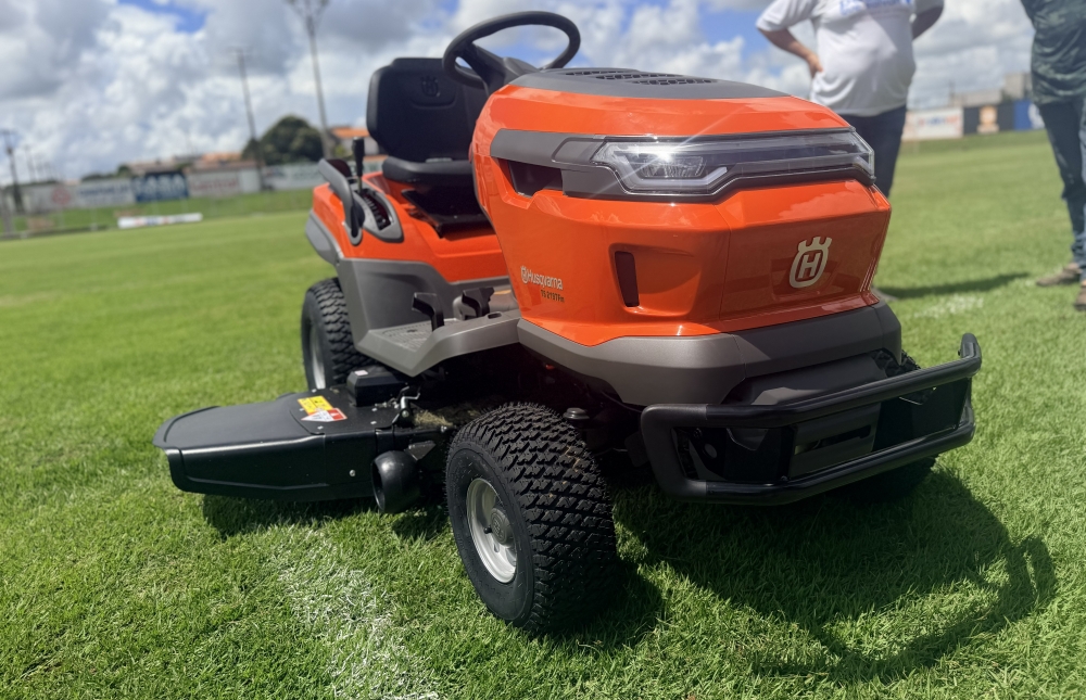 Trator novo fortalece esporte na Associação Rolim de Moura