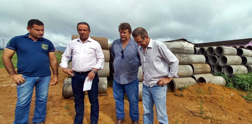 Deputado Lazinho da Fetagro entrega mais de 1.500 manilhas para o município de Vale do Anari