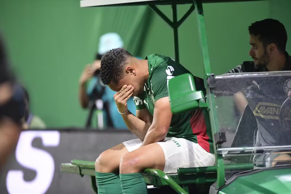 Vitor Roque será operado e desfalca o Palmeiras até depois da Copa do Mundo
