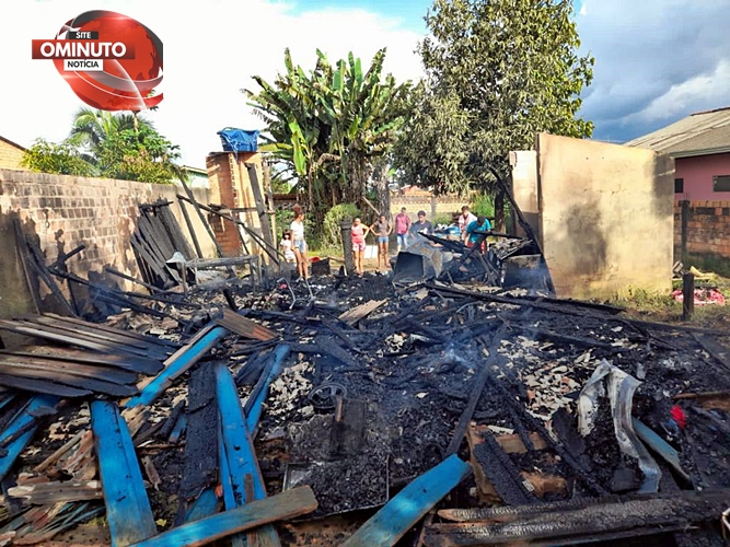 Família que perdeu tudo em incêndio neste sábado, recebe ajuda para recomeçar, em Jaru, RO