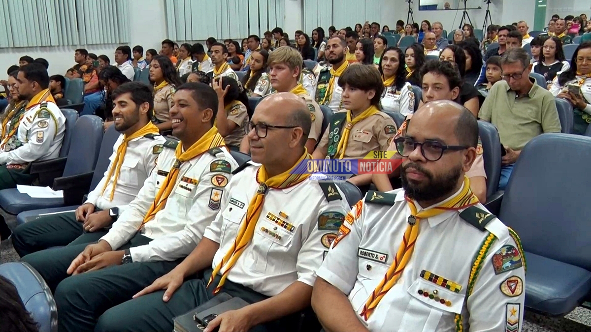 Cirone Deiró e Nice Condaque homenageiam Desbravadores da Igreja Adventista