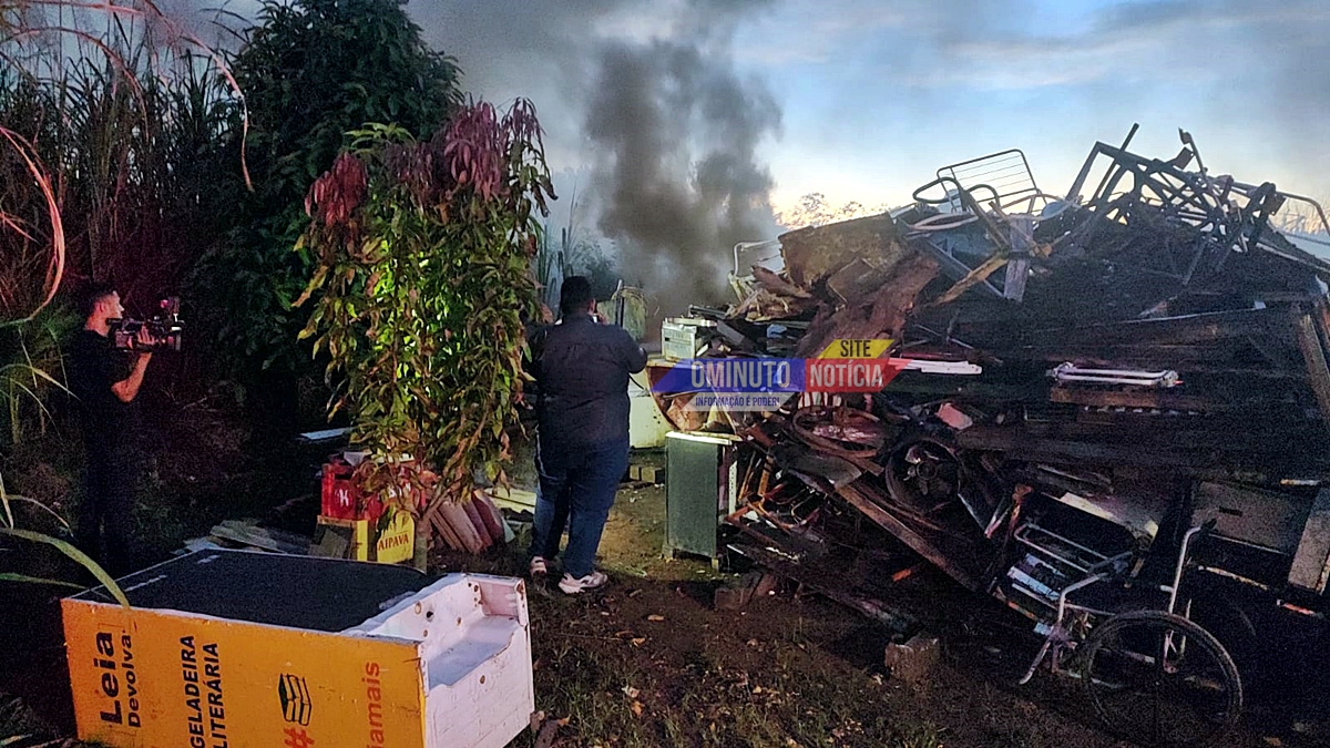 Incêndio em área de entulho assusta moradores no bairro Liberdade, em Cacoal