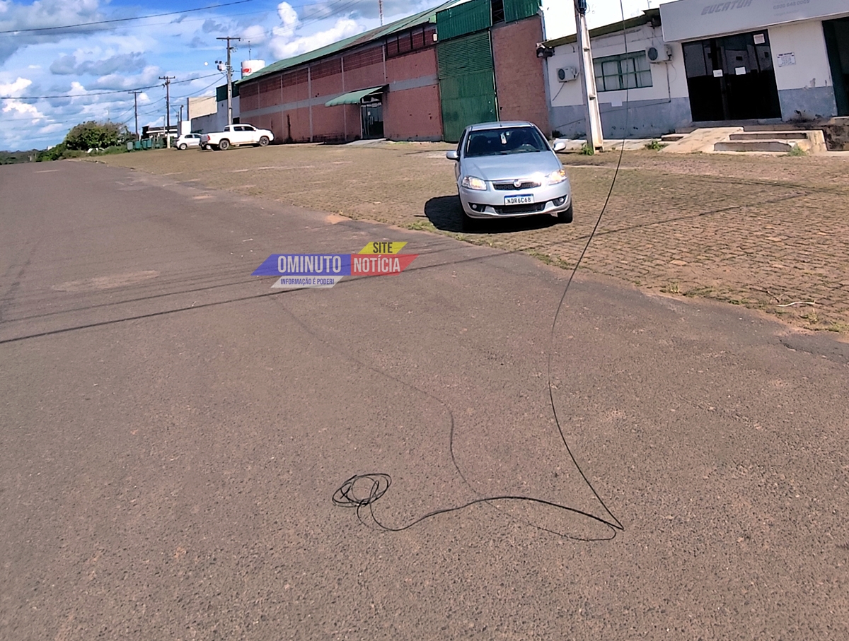 Fio solto provoca avarias em automóvel no Novo Cacoal