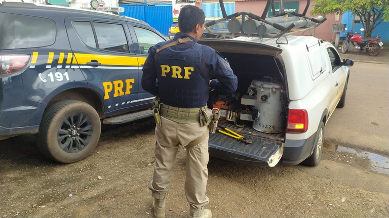 Operação da PRF recupera equipamento furtado e leva à prisão de dupla suspeita