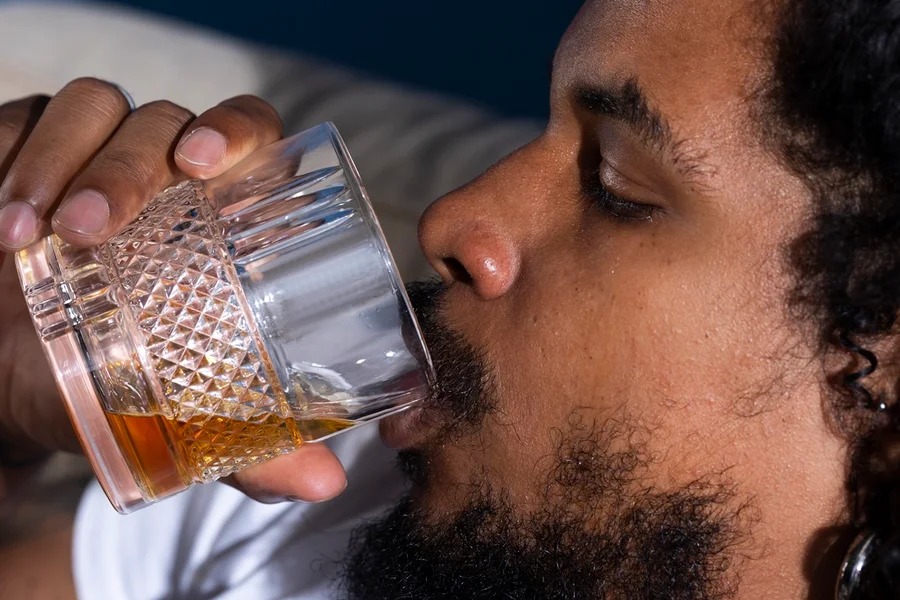 Estudo associa pequenas doses de álcool a alterações no cérebro