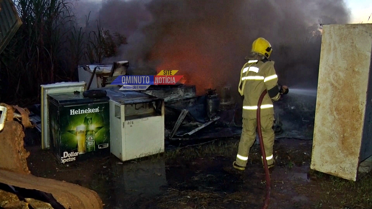Incêndio criminoso atinge depósito ilegal de recicláveis em Cacoal