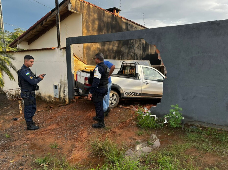 Veículo desgovernado invade residência e destrói muro em Jaru