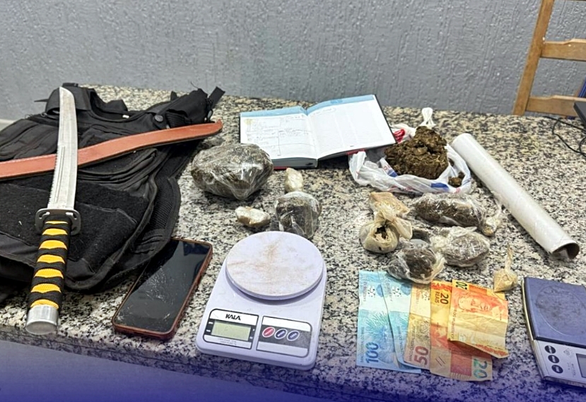 Polícia Militar apreende drogas e materiais do tráfico, em imóvel monitorado em Pimenta Bueno