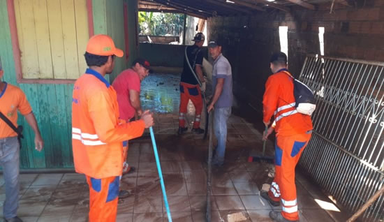 Famílias atingidas por temporal em Ouro Preto do Oeste recebem ajuda da equipe do DER