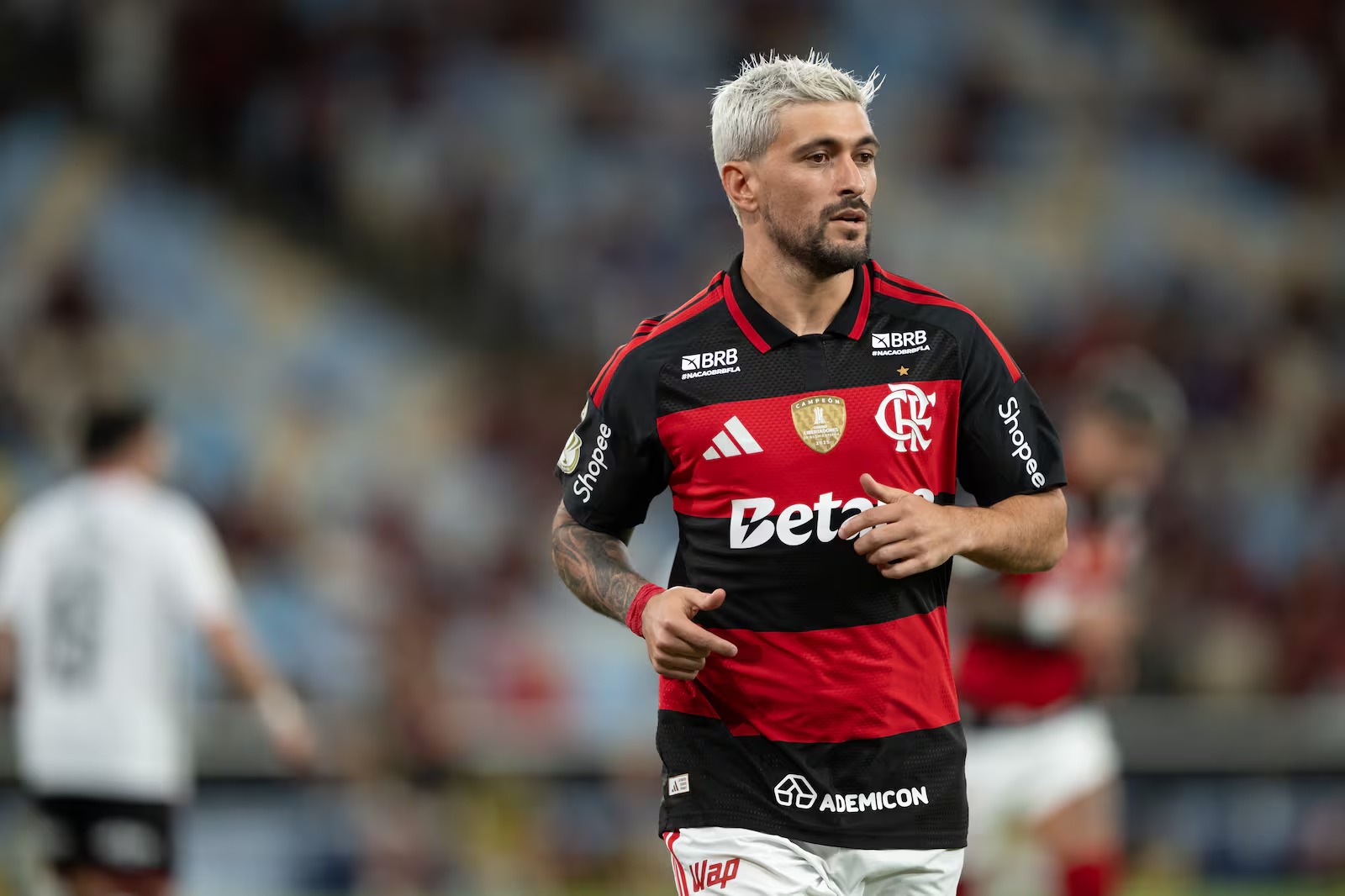 Meia do Flamengo tem cirurgia bem-sucedida após fratura na clavícula