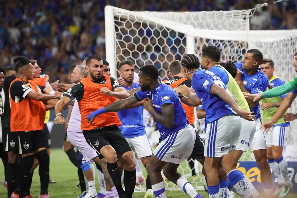 Reencontro de jogadores expulsos marca Cruzeiro x Atlético-MG
