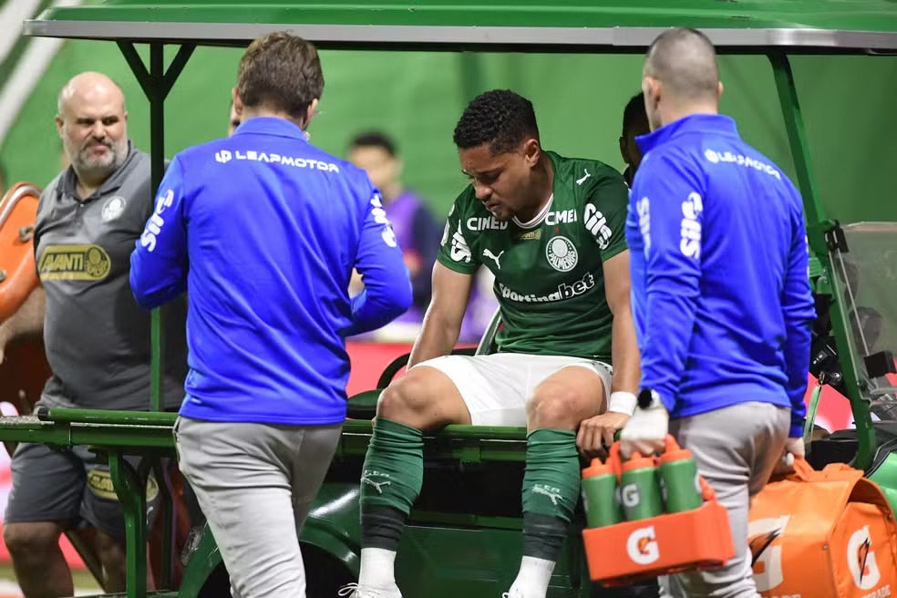Palmeiras informa sucesso em cirurgia de Vitor Roque e projeta retorno pós-Copa