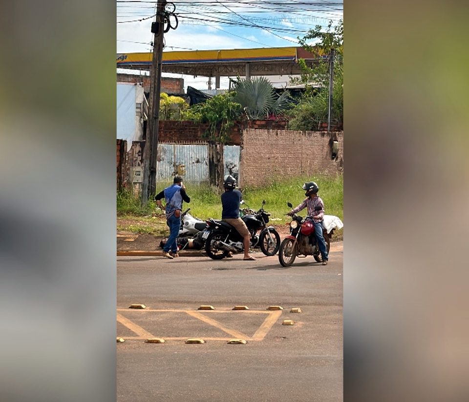 Motociclista fica ferido ao colidir com moto contra caminhão na Belo Horizonte, em Cacoal