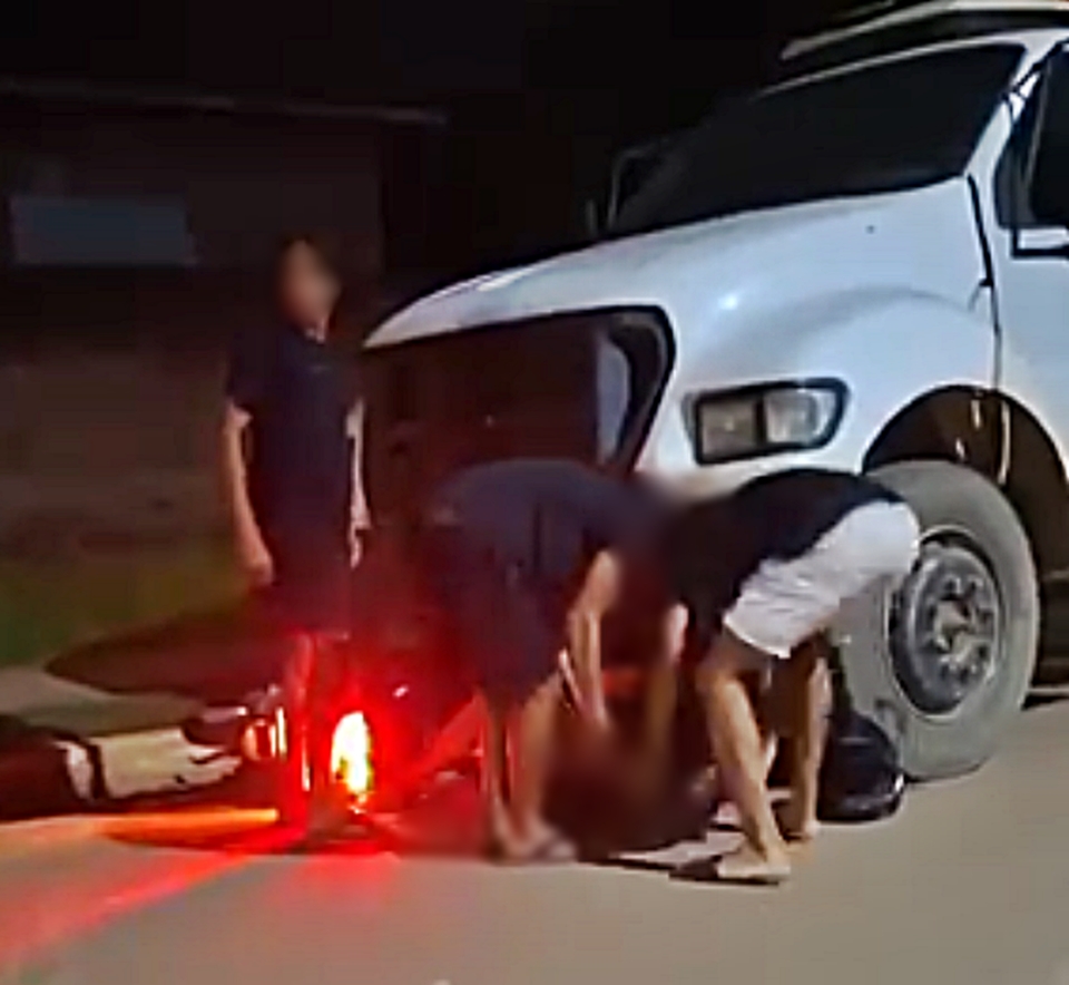 Tentou empinar motoca e foi parar debaixo de caminhão em Machadinho do Oeste