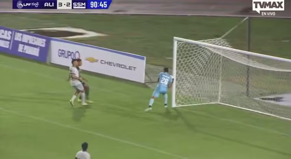 Gol contra de goleiro provoca tensão e denúncia dentro da equipe