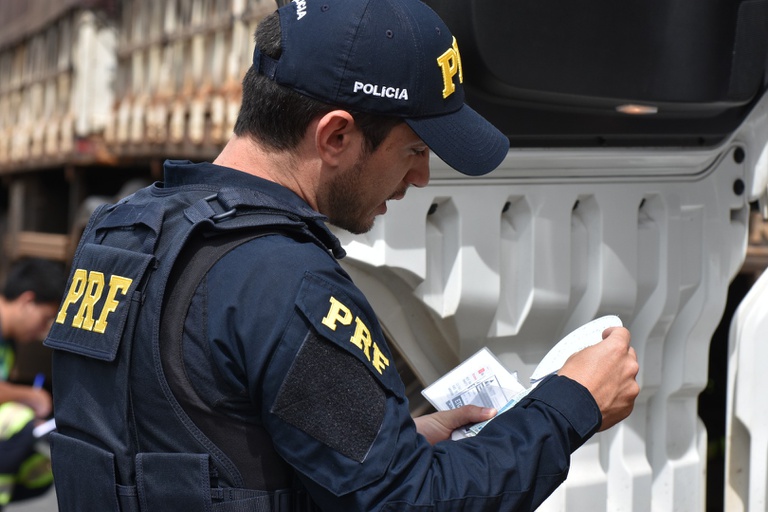 Motorista é preso em Jaru por apresentar documento irregular à PRF