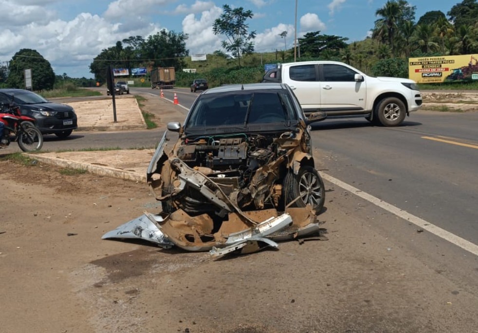 Batida entre veículo de passeio e carreta ocorre no trevo da BR-364 em Rondônia