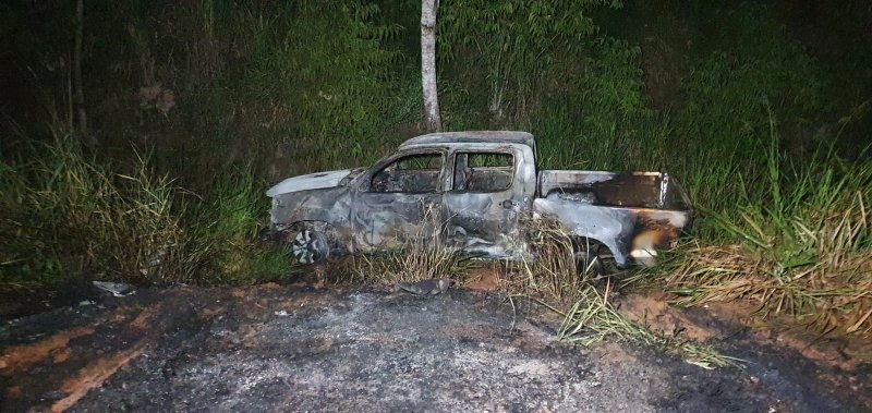 Caminhonete Hilux pega fogo e fica completamente destruída na Linha 630 em Jaru, RO