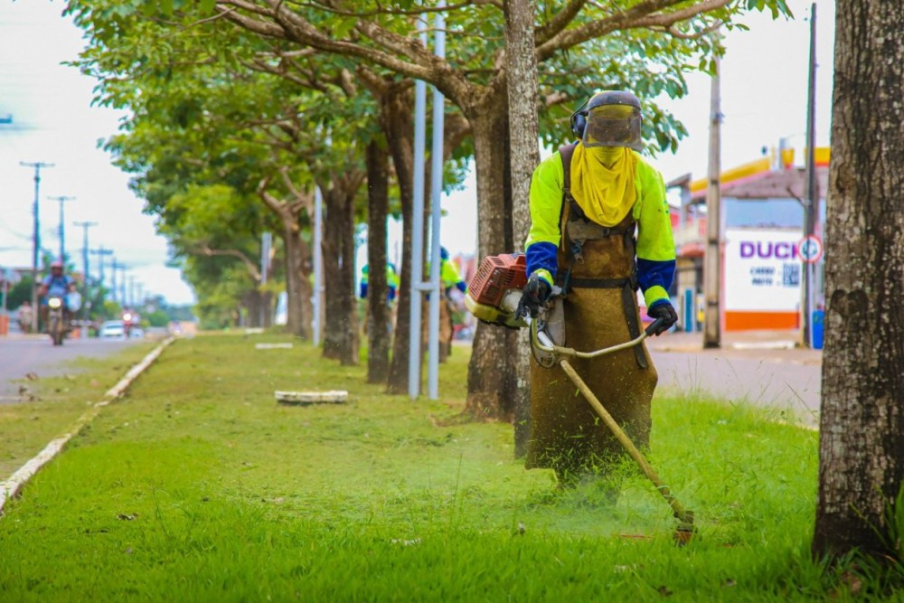 Prefeitura de Jaru realiza manutenção em canteiros da avenida Dom Pedro I