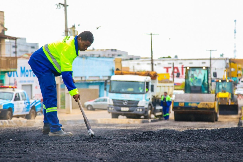 Equipes de Infraestrutura realizam serviços de tapa-buracos na Avenida Jk