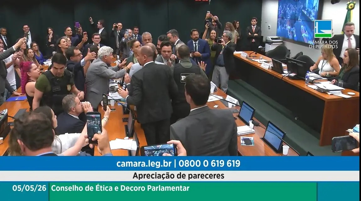 Entre gritos e ameaças, deputados têm punição aprovada em sessão tumultuada