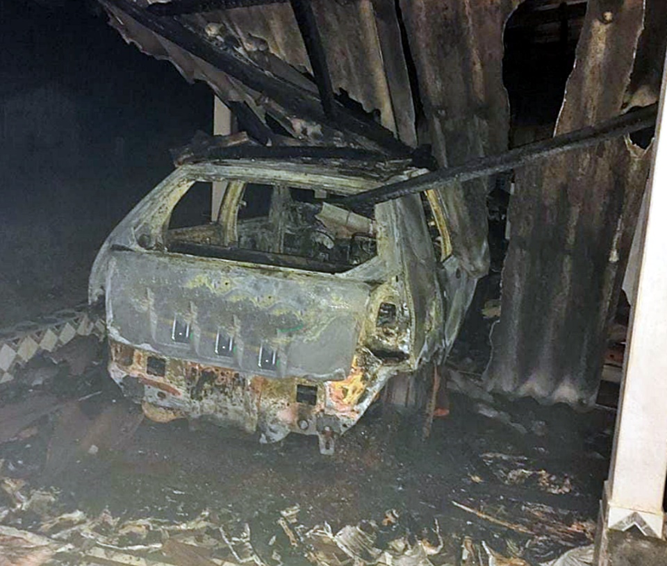 Carro é destruído por incêndio durante a madrugada em distrito de São Francisco do Guaporé, RO