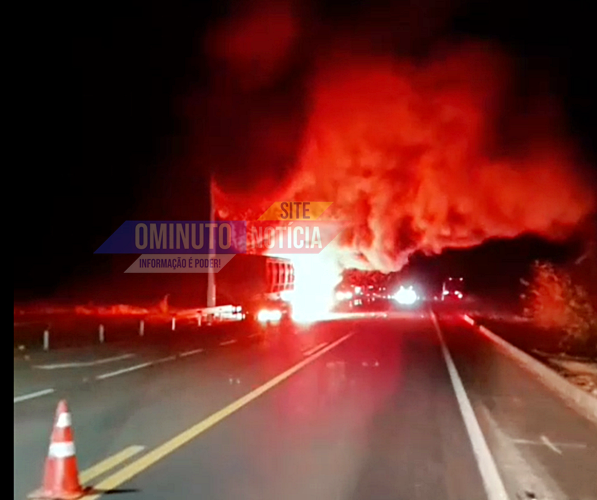 Carreta carregada com soja pega fogo na BR-364, próximo a Vilhena, RO