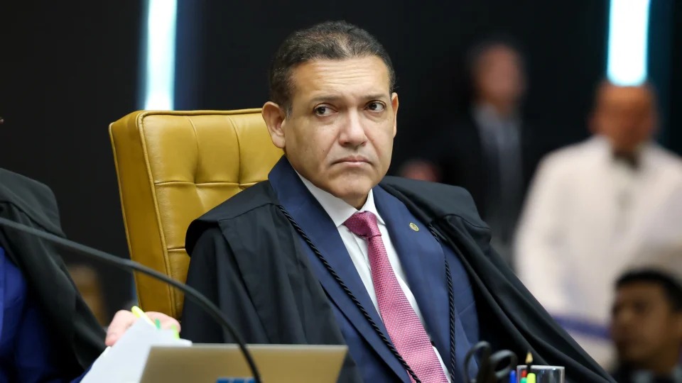 Nunes Marques encerra análise e arquiva ação contra Lula e Gleisi