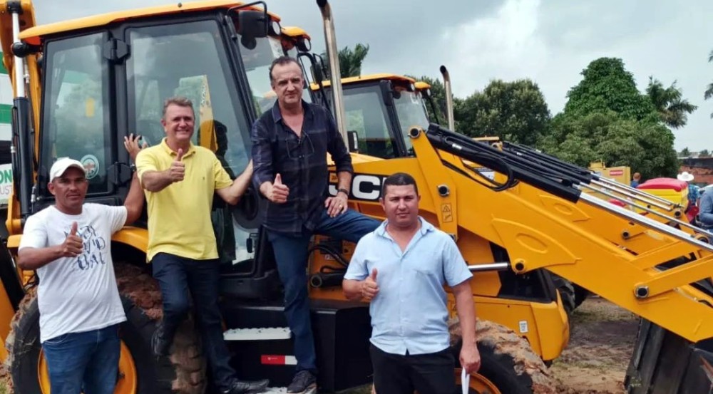 Prefeito Vanderlei Tecchio recebe várias máquinas para o setor agrícola de Alvorada do Oeste (RO)