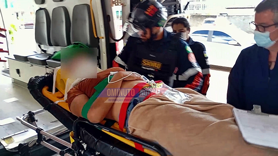 Irmãos ficam feridos após colisão entre motocicleta e carro na avenida Tabapuã, em Ariquemes, RO