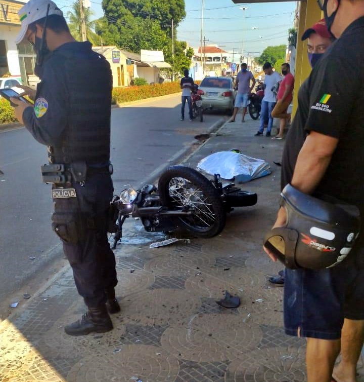(Vídeo) Jovem de 22 anos morre em grave acidente entre motocicleta e automóvel, na avenida Maringá, em Ji-Paraná, RO