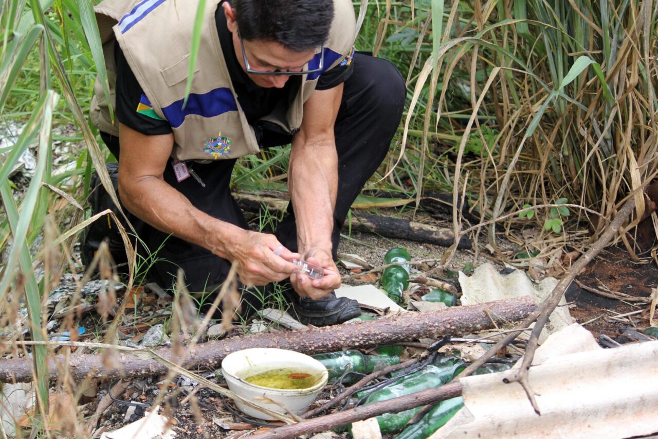 Agentes de endemias intensificam levantamento do risco de dengue em bairros de Cacoal, RO