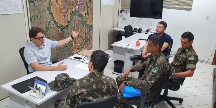 Prefeitura de Jaru e 5º BEC se reúnem e alinham ações de retomada das obras de duplicação da BR 364 no setor 08