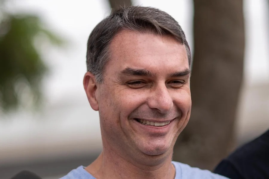 Flávio Bolsonaro fala sobre relação com o pai em documentário