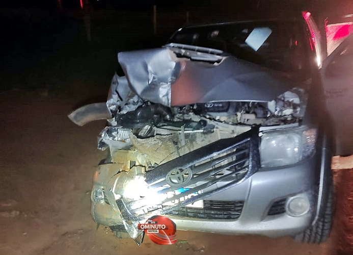 Morador da Linha 597, em Theobroma, RO bebe e bate pick-up, na traseira de caminhão estacionado