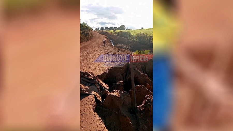 Bueiro desaba após chuvas e moradores cobram providências na Linha É, no setor Prosperidade, em Cacoal, RO