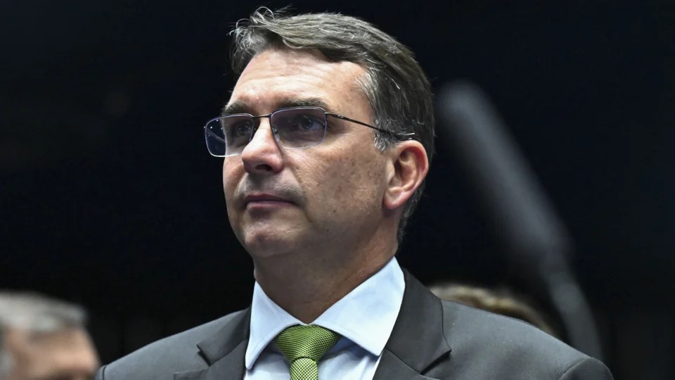 Conversa entre Flávio e Vorcaro pode ser investigada pelo TSE
