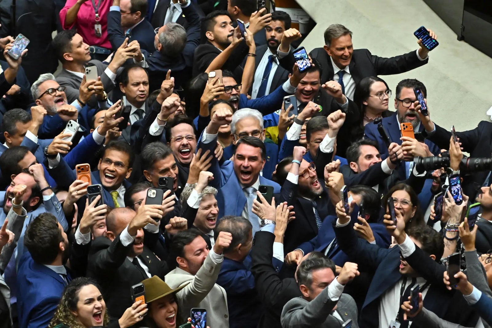 Oposição aposta em parlamentares de destaque para renovar mandatos nas eleições