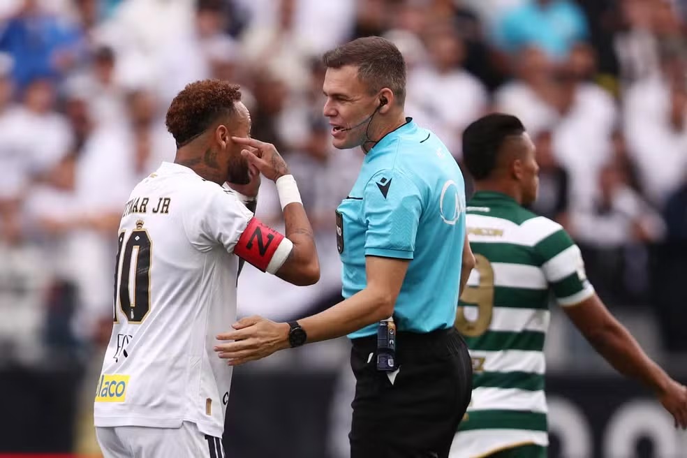 Erro envolvendo Neymar em campo repercute e vira notícia no exterior