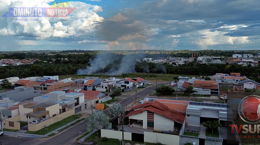 Queimada urbana assusta moradores e é flagrada durante sobrevoo no bairro Greenville, em Cacoal, RO