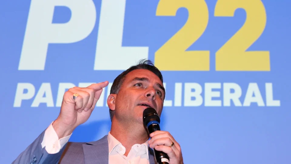 Flávio Bolsonaro reorganiza equipe e fortalece articulação política