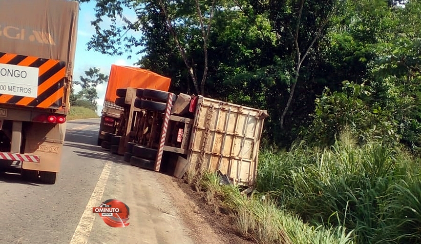 Reboque tomba, após motorista desviar de buracos, na BR-364, em Jaru, RO