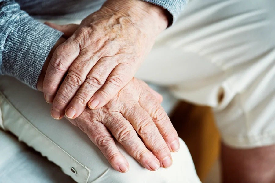 Como adaptar a casa para idosos com Parkinson: 7 mudanças essenciais