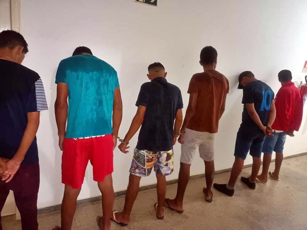 Trabalho conjunto de policiais civis e militares, resulta na apreensão de drogas, objetos e condução de oito suspeitos, em Machadinho, RO