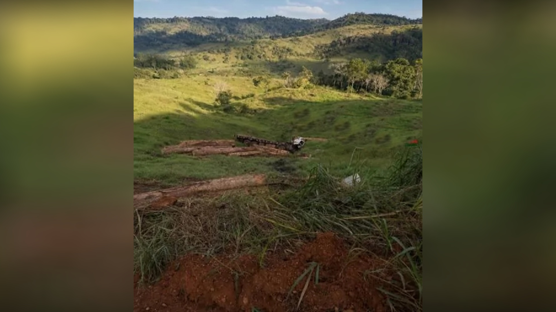 Motorista escapa com vida de caminhão que caiu em ribanceira na Linha PA-1, Espigão do Oeste, RO