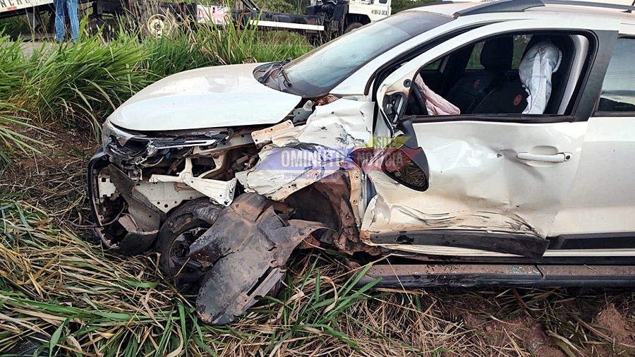 Acidente provoca destruição de veículos, na RO-383, em Cacoal, RO