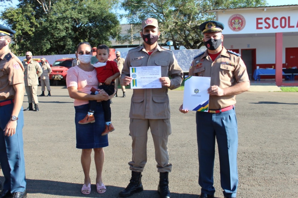 Corpo de Bombeiros realiza solenidade de entrega de votos de louvor concedidos pela ALE e de medalhas e diplomas a militares de Jaru, RO