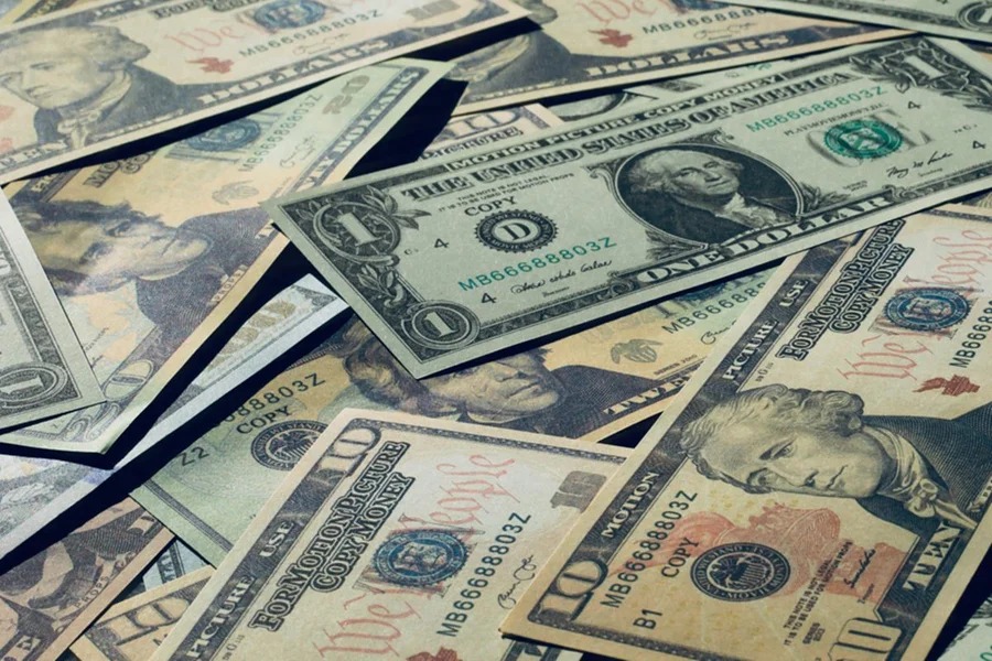 Pressões do petróleo, Fed e pesquisa fazem dólar subir e Bolsa cair